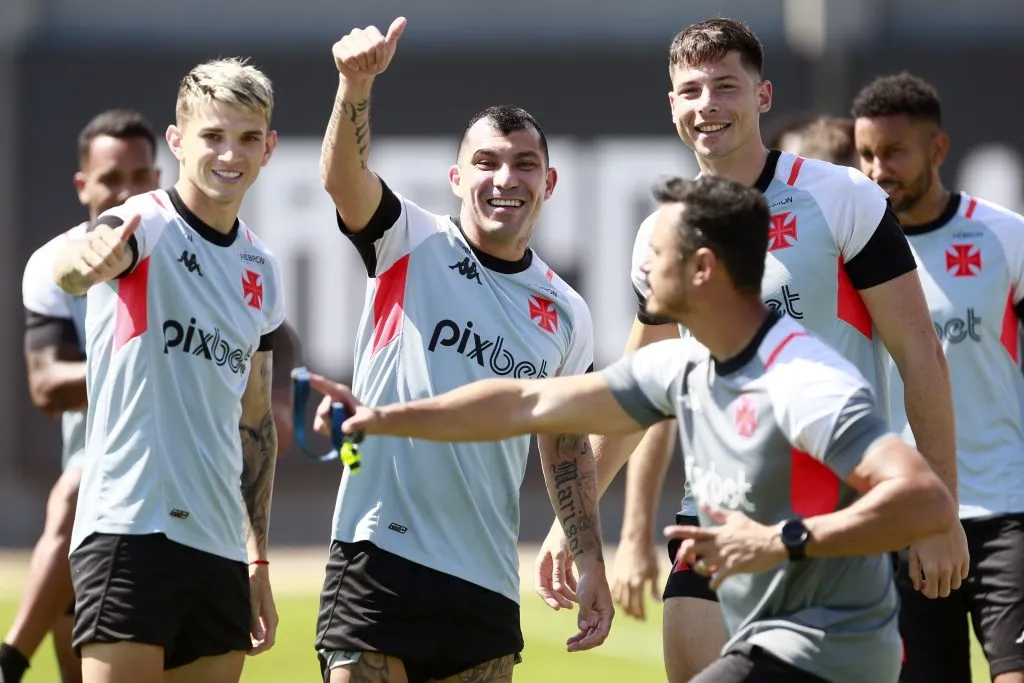 Gary Medel -al centro- hace delirar a los hinchas en Vasco (Daniel RAMALHO/VASCO)