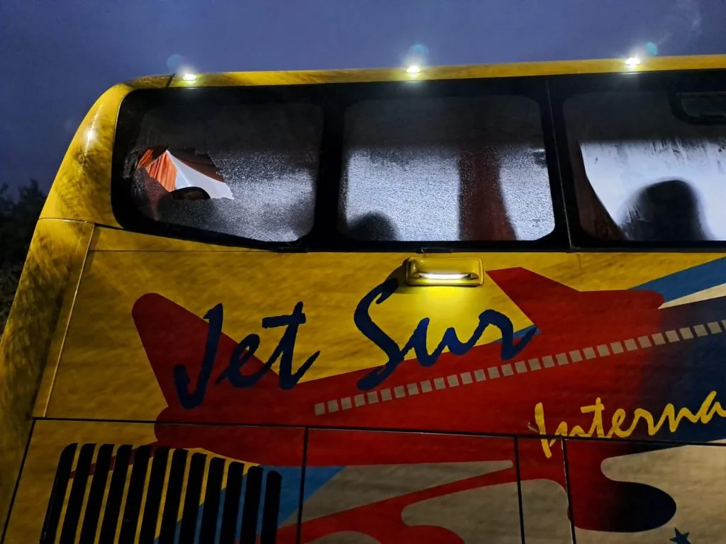Bus de Universidad Católica fue atacado por desconocidos (@sebaguilarg)