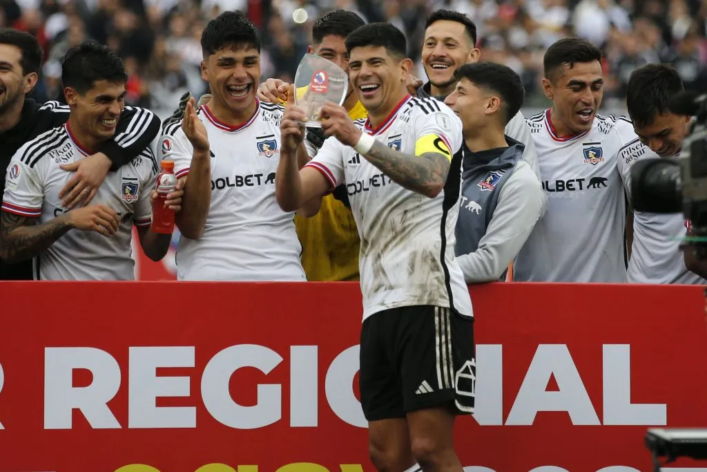 Colo Colo recibe galvano tras ganar la Zona Centro-Norte de la Copa Chile (Foto: Photosport)