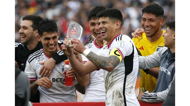 Esteban Pavez recibe el galvano luego de que Colo Colo ganara la final de la Zona Centro-Norte de la Copa Chile (Foto: Photosport)
