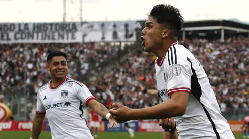 Damián Pizarro se prepara para festejar ante la U defendiendo a Colo Colo