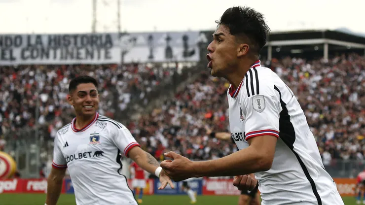 Damián Pizarro se prepara para festejar ante la U defendiendo a Colo Colo