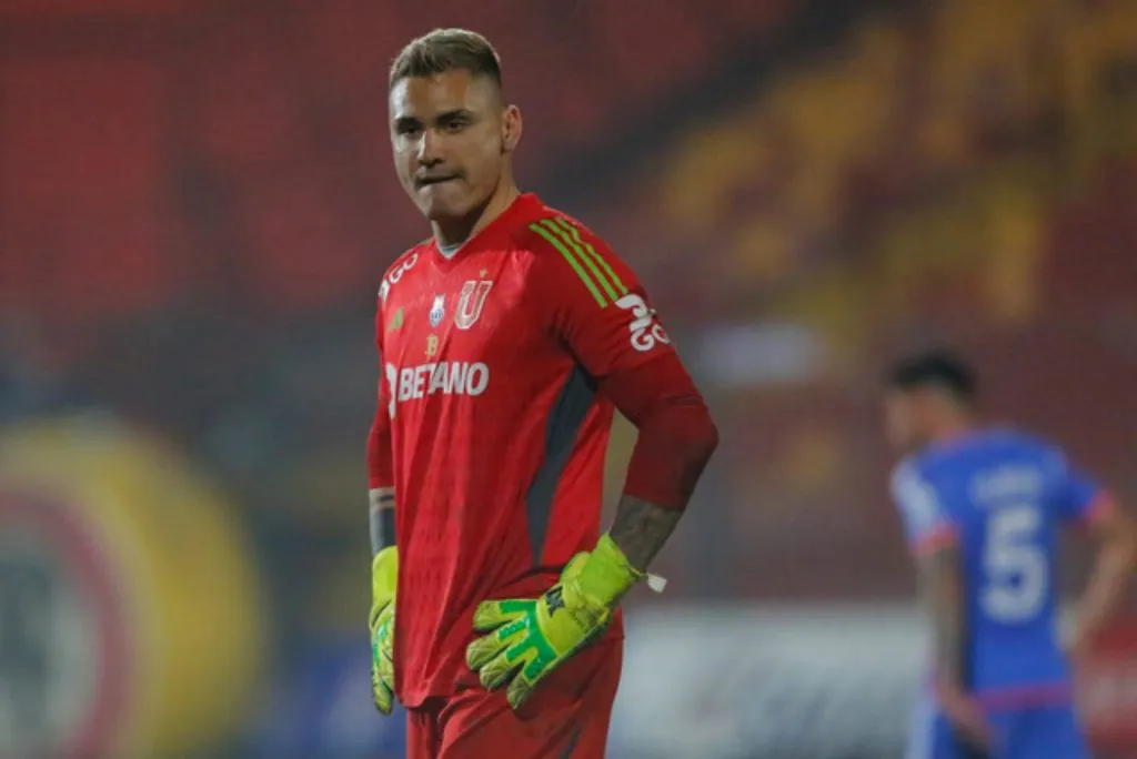 Un duro momento vive Campos Véliz en el arco azul (Photosport)