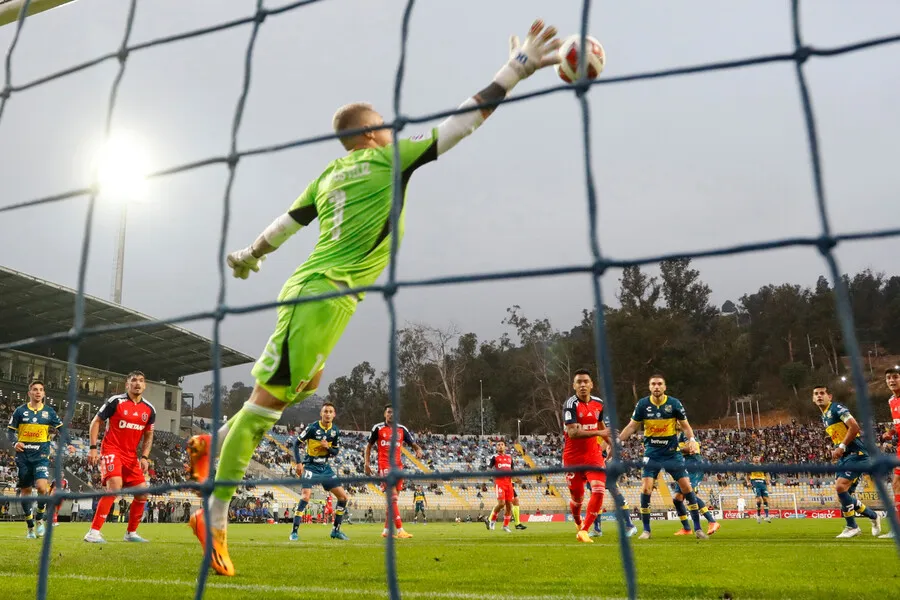 Campos recibió feroz espaldarazo de Marcos González. | Foto: Photosport