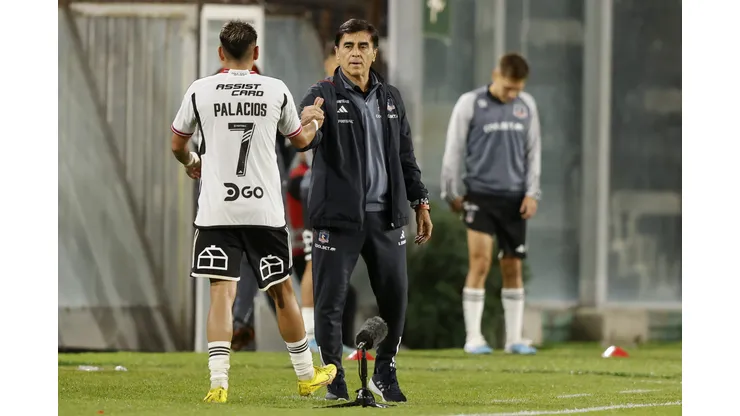 Gustavo Quinteros probó con Carlos Palacios en el mediocampo de Colo Colo (Foto: Photosport)