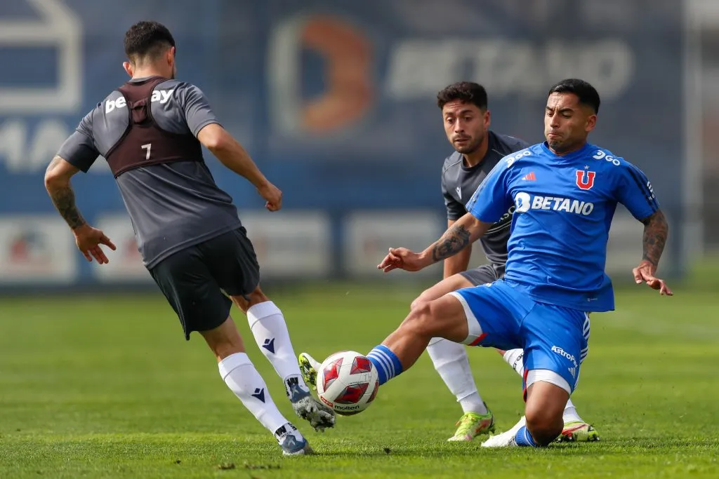 Andía peleando el balón (Prensa Universidad de Chile)