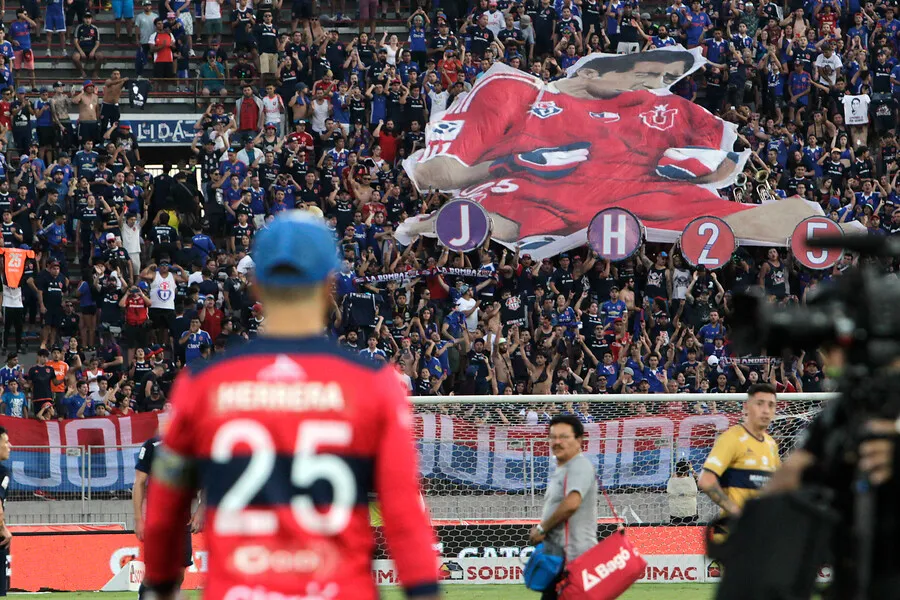 El hincha de la U demostrando su enorme cariño por Johnny Herrera | Foto: Photosport