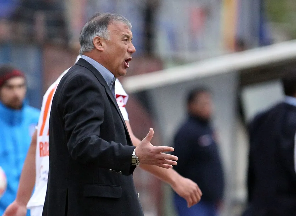 Raúl Toro no quiere ver más en el arco de la U a Cristóbal Campos (Photosport)