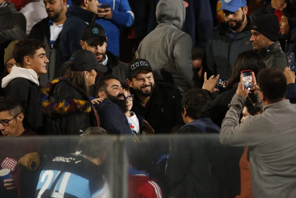 Boric sacándose fotos con los hinchas que llegaron al Santa Laura en dicha oportunidad | Foto: Juan Eduardo Lopez/Photosport