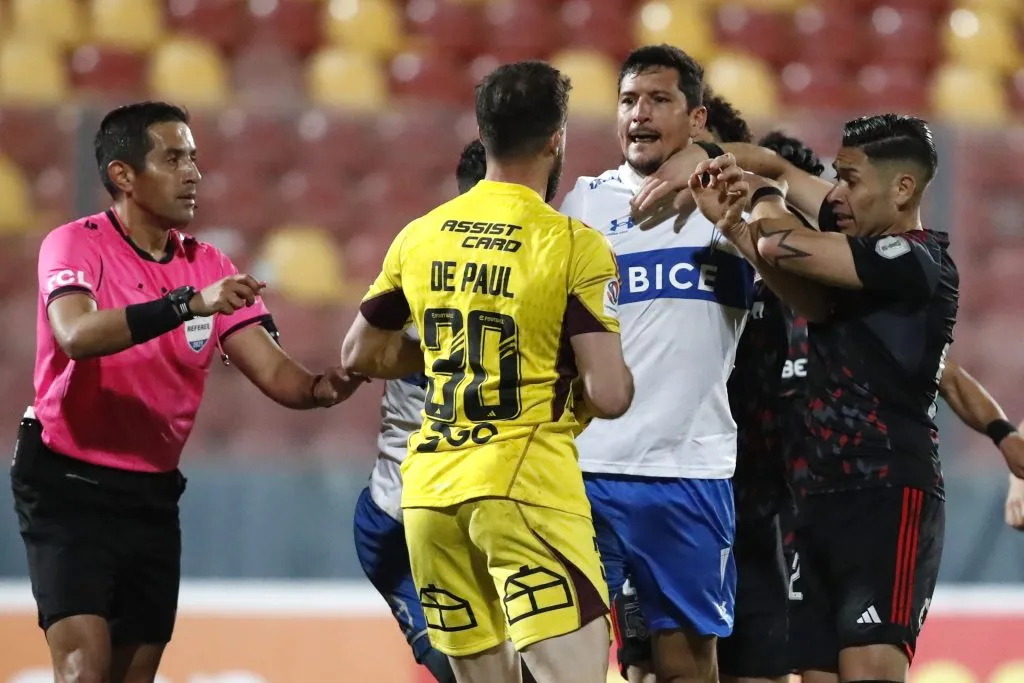 Burdisso se enfrascó en un pleito con el portero de Colo Colo | Foto: Photosport