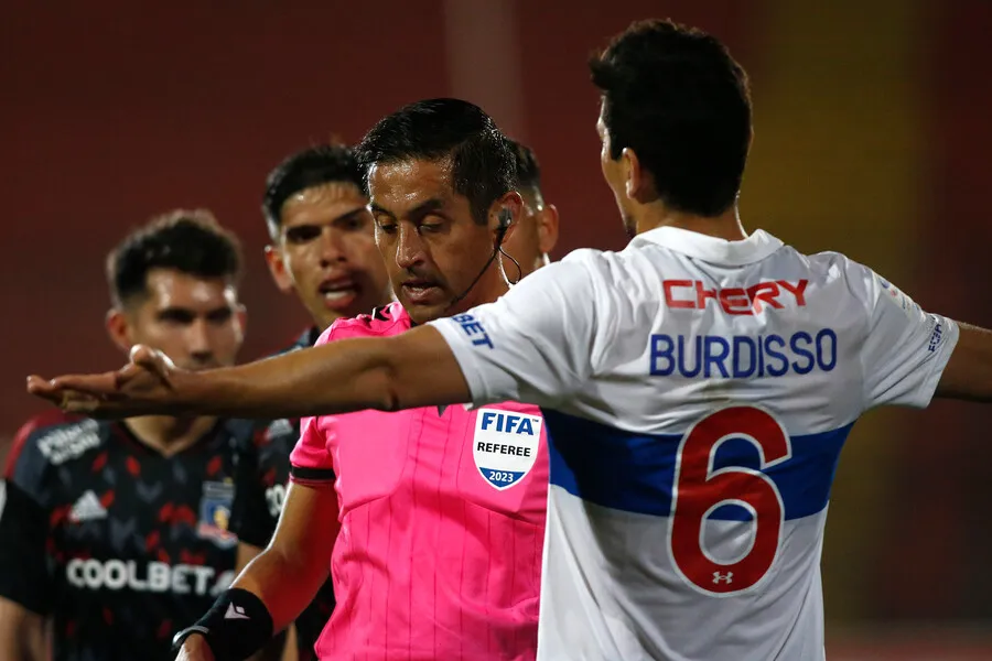 Gilabert no cobró un evidente penal a favor de Colo Colo. | Foto: Photoport