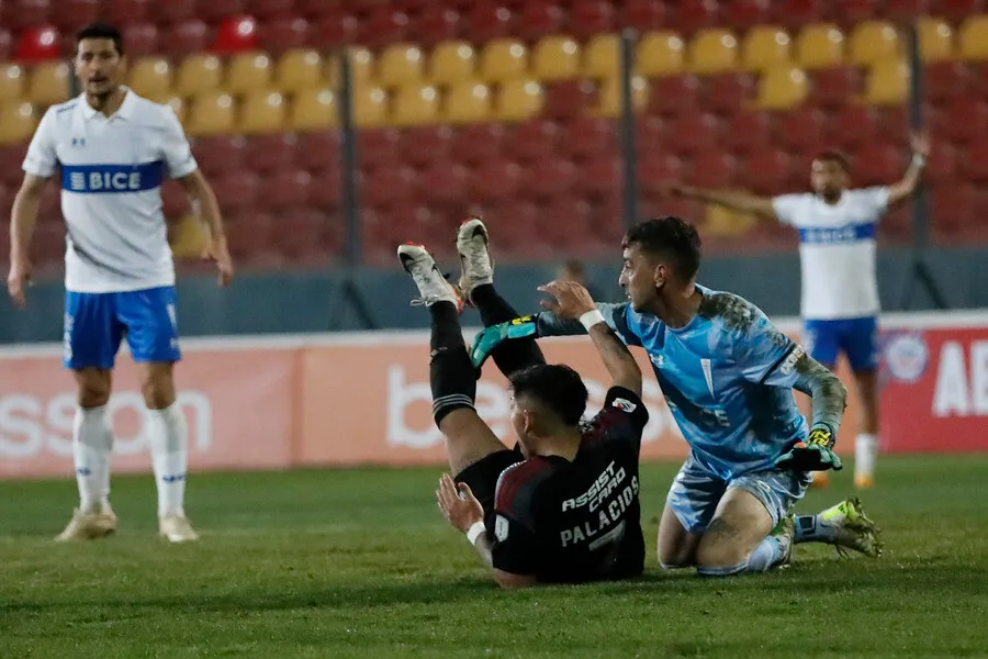 Peranic le hizo un penalazo a Carlos Palacios. | Foto: Photosport