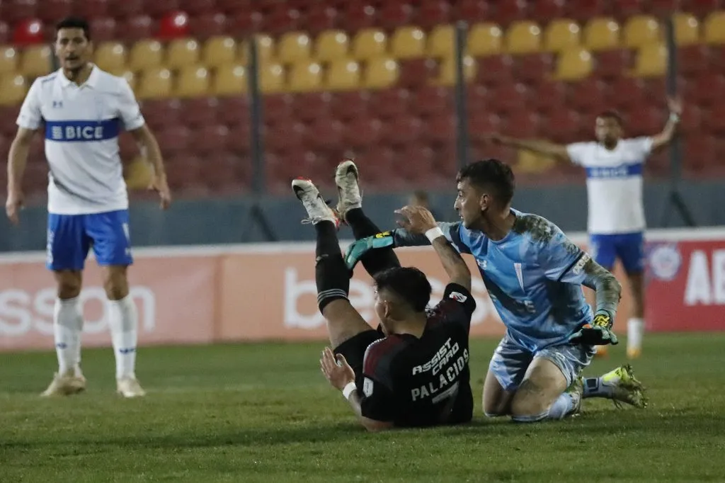 Colo Colo reclama penal de Nicolás Peranic a Carlos Palacios (Foto: Photosport)