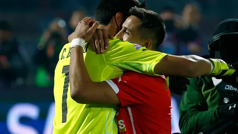 Futbol, Chile v Argentina. Copa America 2015. Los jugadores de Chile Claudio Bravo y Alexis Sanchez se abrazan y celebran luego de ganar la Copa America 2015 después del partido disputado contra Argentina en el estadio Nacional en Santiago, Chile. 04/07/2015 Adrián Aylwin/Photosport******** Football , Chile v Argentina. Copa America 2015 . Chile's players Claudio Bravo and Alexis Sanchez embrace and celebrate after winning the Copa America 2015 in a football match against Argentina at the Nacional stadium in Santiago, Chile. 04/07/2015 Adrián Aylwin/Photosport