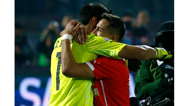 Futbol, Chile v Argentina. Copa America 2015. Los jugadores de Chile Claudio Bravo y Alexis Sanchez se abrazan y celebran luego de ganar la Copa America 2015 después del partido disputado contra Argentina en el estadio Nacional en Santiago, Chile. 04/07/2015 Adrián Aylwin/Photosport******** Football , Chile v Argentina. Copa America 2015 . Chile's players Claudio Bravo and Alexis Sanchez embrace and celebrate after winning the Copa America 2015 in a football match against Argentina at the Nacional stadium in Santiago, Chile. 04/07/2015 Adrián Aylwin/Photosport