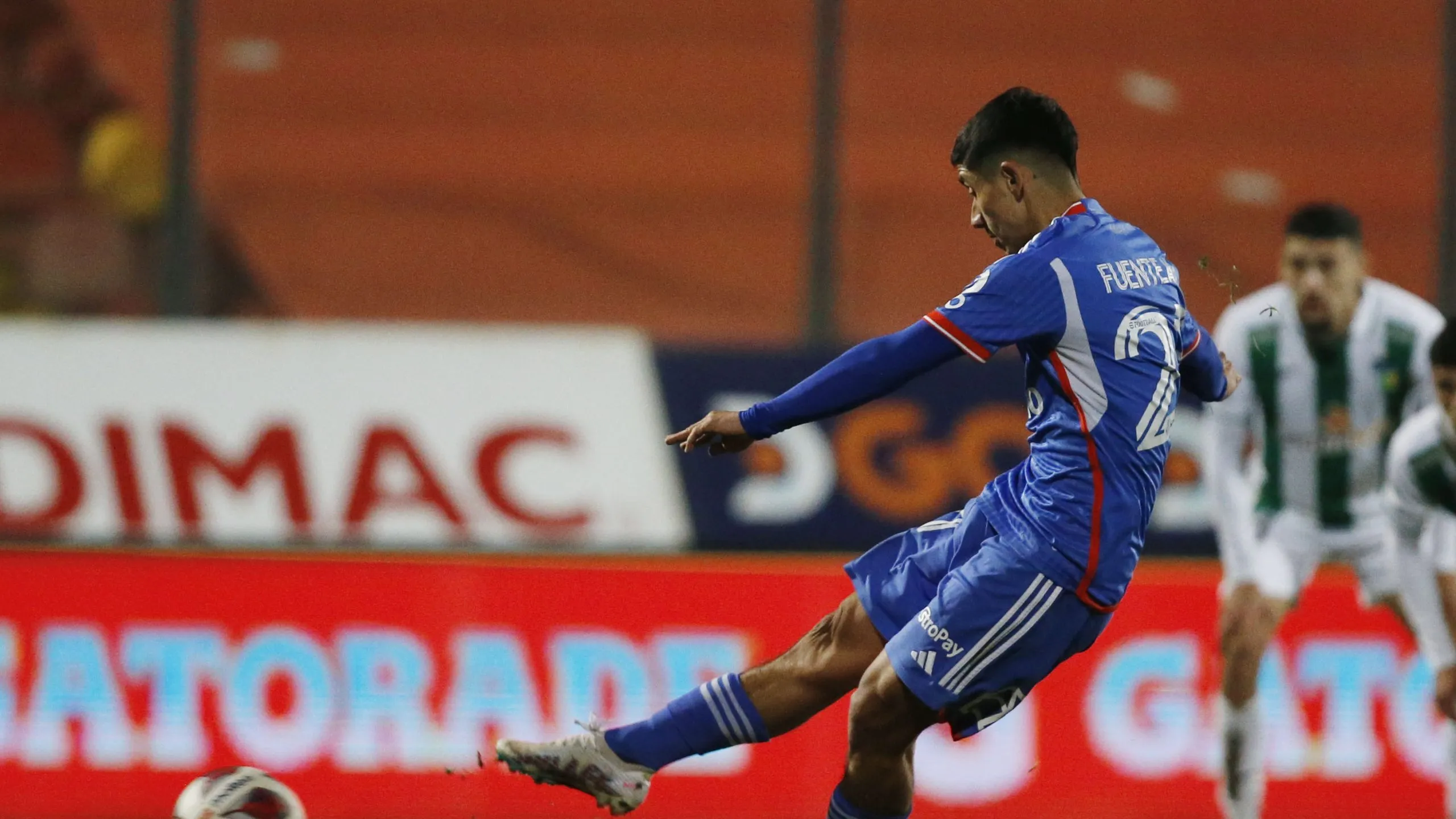 Los simpatizantes del cuadro bullanguero comienzan a pedir a gritos a Fuentealba como titular | FOTO:  Dragomir Yankovic/Photosport
