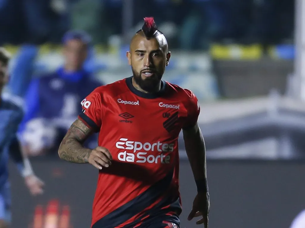 Arturo Vidal lamenta el gol anulado en Brasil con el Paranaense (Getty Images)