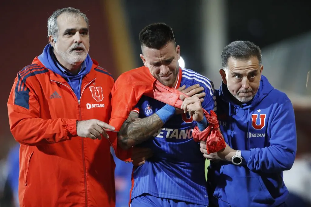 Zaldivia saliendo lesionado en el compromiso ante Curicó Unido | FOTO: Jonnathan Oyarzun//Photosport