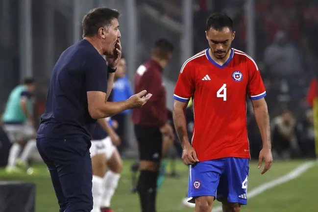 Suazo es uno de los jugadores fijos en el esquema de Eduardo Berizzo en la Roja | FOTO: Jonnathan Oyarzun/Photosport