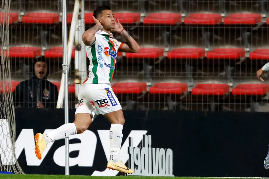 Guarello le respondió a Charles Aránguiz por Leo Valencia. | Foto: Photosport