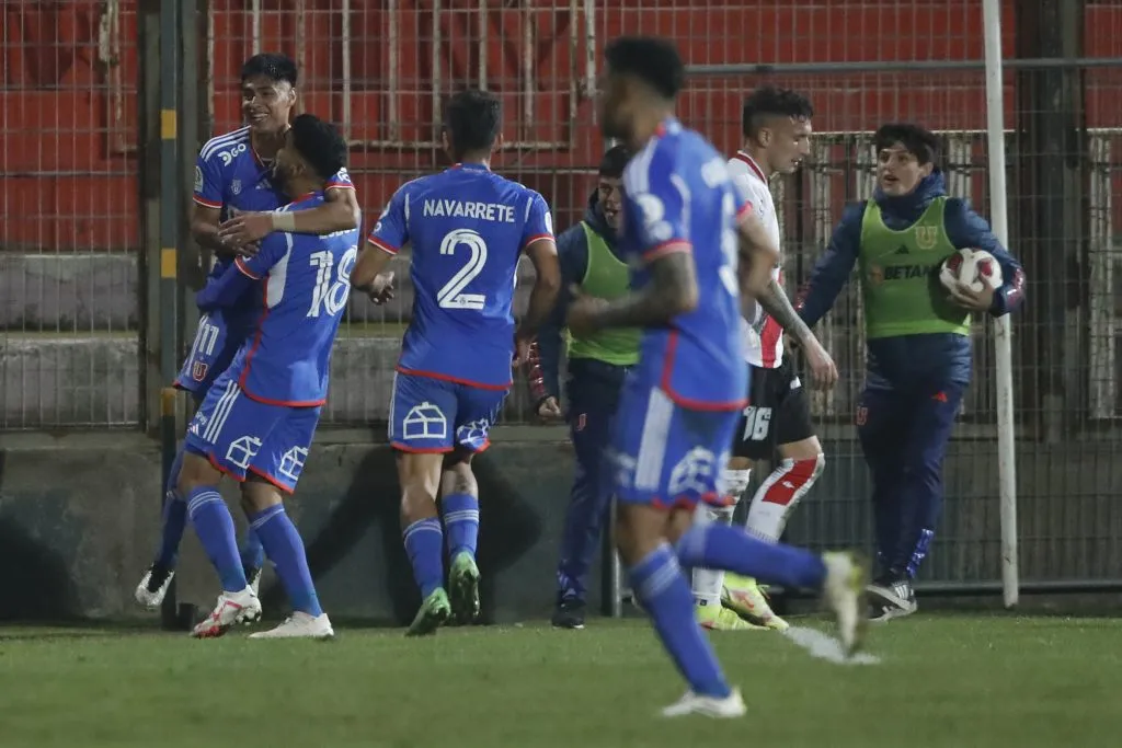 Dario Osorio -izquierda- festejó un gol dramático para la U (Photosport)