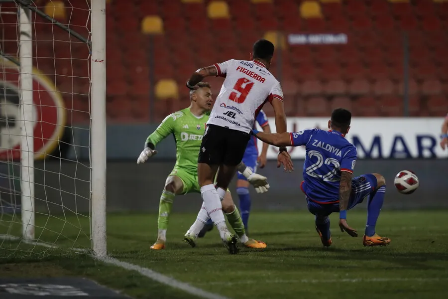 Zaldivia vio la amarilla ante Curicó | Foto: Photosport