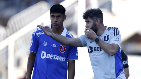 Xavier Tamarit -derecha- revela el esquema de la U ante Curicó Unido y qué buscan con Osorio y Assadi en el once titular