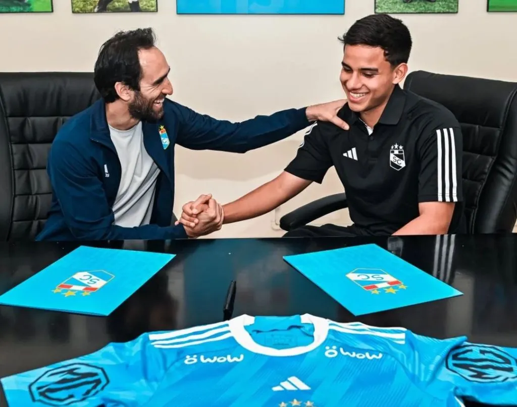 Jhilmar Lora -derecha- no vendrá a Universidad Católica y jugará hasta 2025 en Sporting (@ClubSportingCristal)