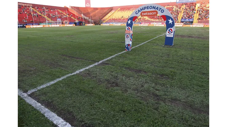 Gustavo Quinteros reitera críticas al estado del campo de juego en Santa Laura