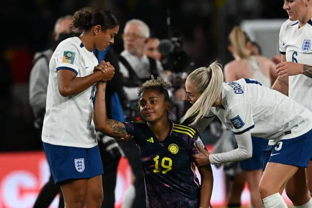 Jorelyn Carabalí fue una de las buenas figuras de Colombia en el Mundial. Aquí, apoyada por las inglesas tras la derrota en el certamen del fin de semana último (Getty Images)