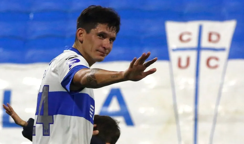 Alfonso Parot es el actual lateral izquierdo de la UC sobre Eugenio Mena (Photosport)