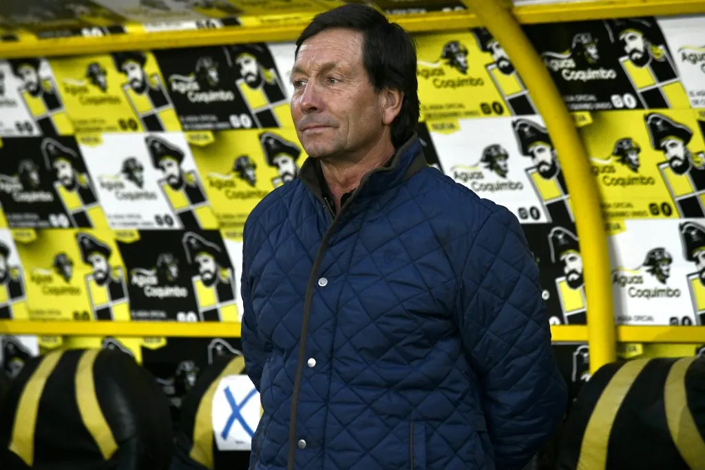 Fernando Díaz muestra su molestia por los arbitrajes (Foto: Photosport)