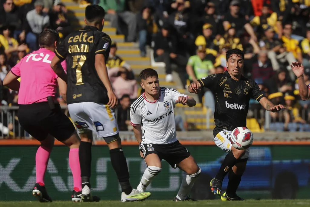 Leonardo Gil brilló en el mediocampo de Colo Colo (Photosport)