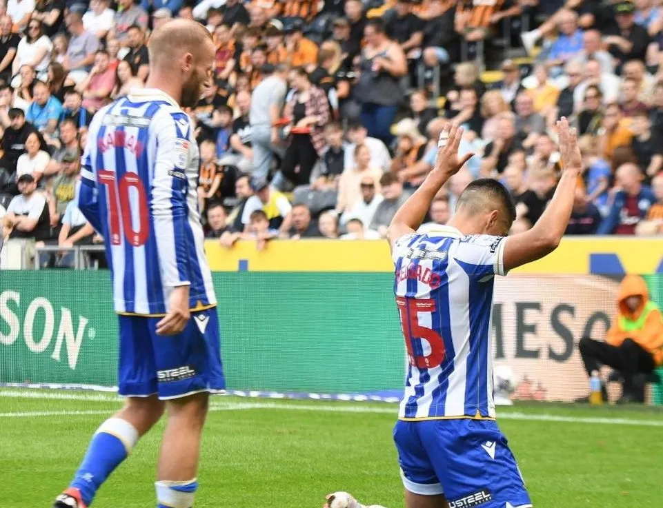 Juan Delgado -derecha- tuvo un debut triunfal en el Sheffield Wednesday en Inglaterra (SWF Official)