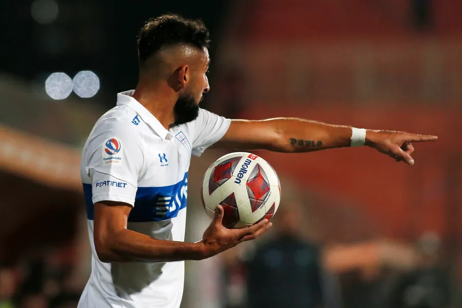 Hinchas cruzados no le perdonan a Isla su discreto paso por la UC. | Foto: Photosport