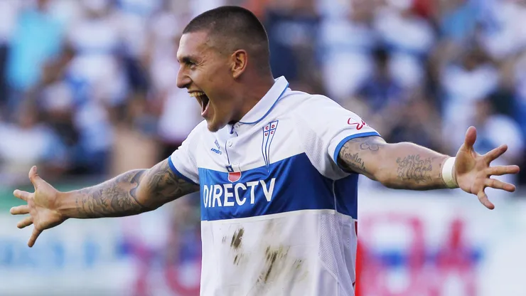 Nicolás Castillo está a una firma de sellar su retorno a Universidad Católica para vivir su tercera etapa en el fútbol chileno