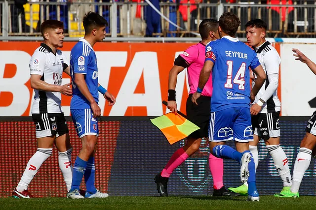 Mal la pasó Morales con Zavala en el Superclásico del 2002. Este lunes, volverían a verse las caras (Photosport)