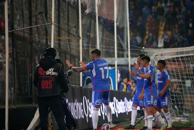 Los jugadores de la U pidiendo calma a sus hinchas (Photosport)