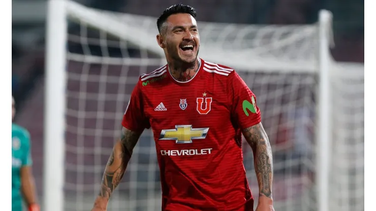 Pinilla vistiendo la camiseta del Romántico Viajero.