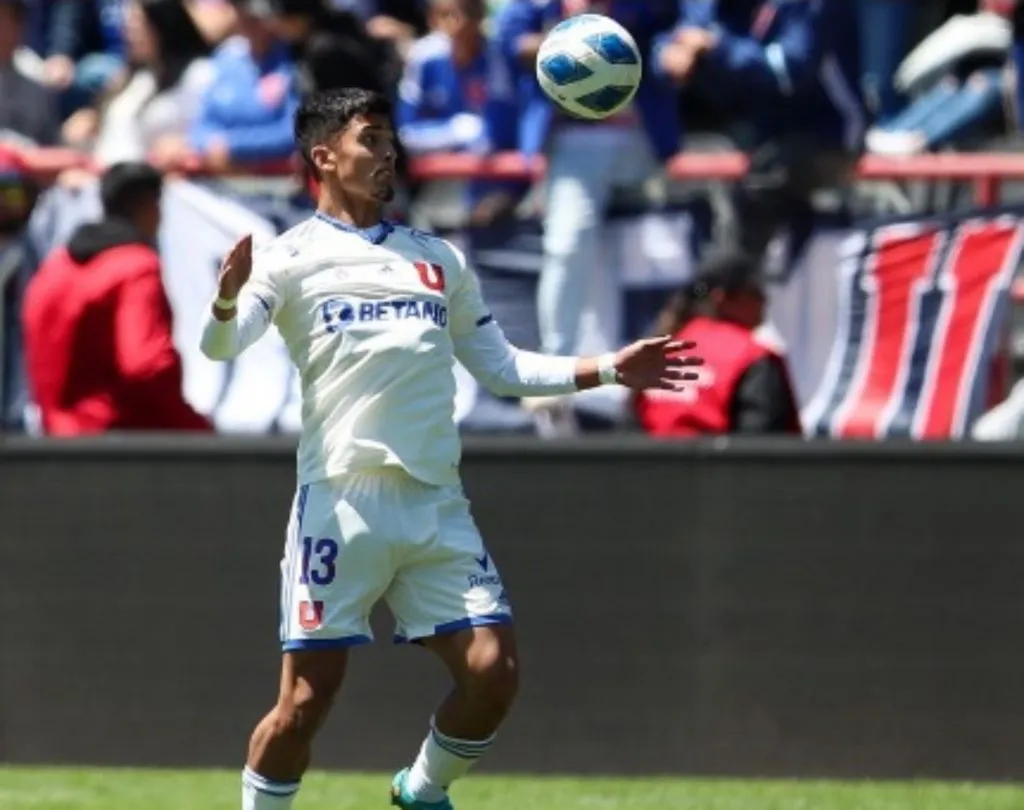 Yahir Salazar debutó el año 2022 en el primer equipo de la U. Sumó minutos en la derrota ante Huachipato en Talcahuano (Photosport)