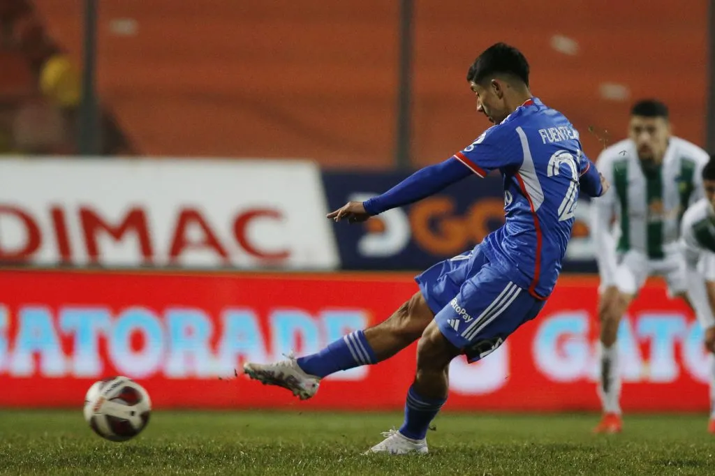 Fuentealba convirtió de penal uno de los descuentos de la U | FOTO: Dragomir Yankovic/Photosport