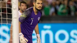 Óscar Wirth defiende a Gabriel Arias.