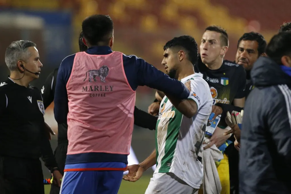 Los ánimos terminaron caldeados en el Santa Laura | FOTO: Dragomir Yankovic/Photosport