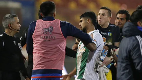 Ignacio González -al fondo- se enfrascó en un áspero diálogo con Leandro Fernández de Universidad de Chile