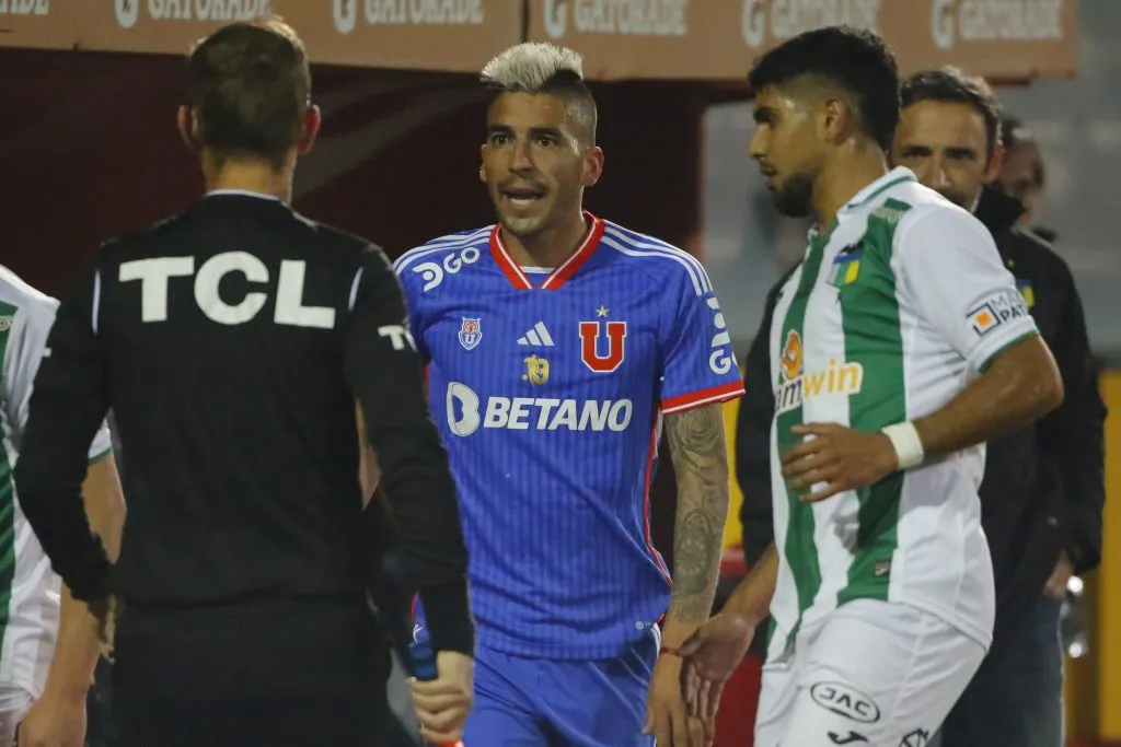 Leandro Fernández -al centro- mostró toda su molestia con González por el canchereo final del partido (Photosport)