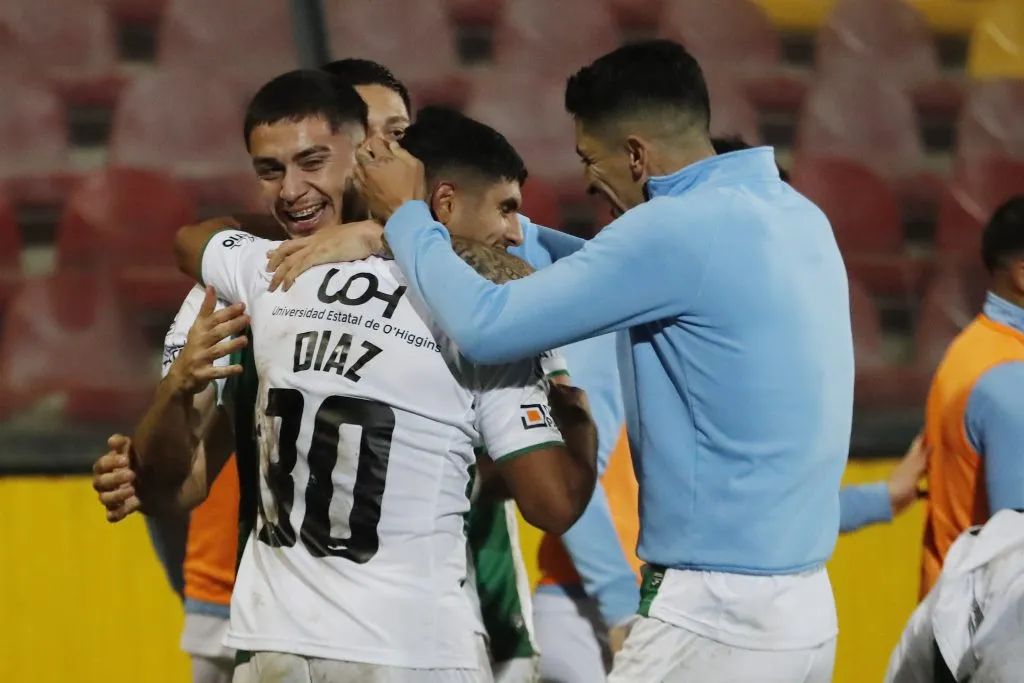 Antonio Díaz -al centro- celebra su primer gol como profesional ante Universidad de Chile que le cerró la puerta en el mercado de pases (Photosport)