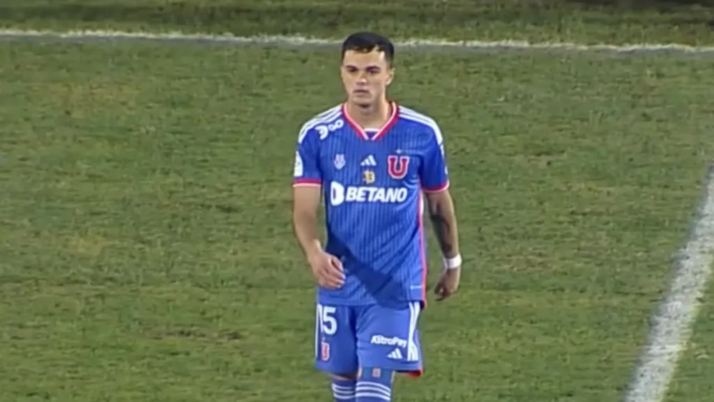 Vicente Fernández debutó por la U, pero ahora podría tener su primera titularidad (Photosport)