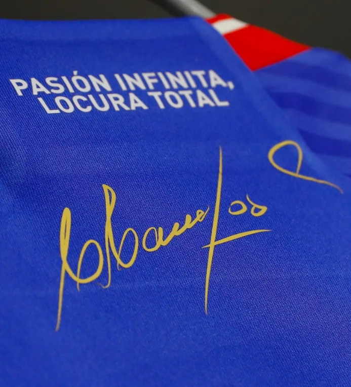 La firma de Campos en la camiseta de la U | FOTO: Universidad de Chile