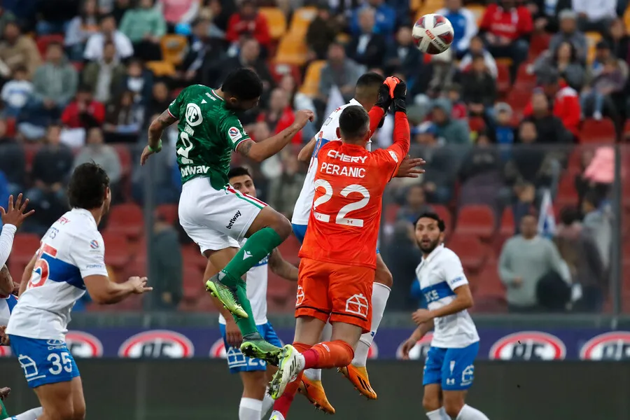 Peranic fue cuestionado en el último partido de la UC | Foto: Photosport