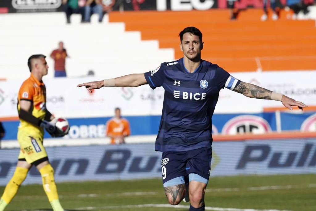 Un gigante de Argentina posó su mira sobre el goleador de la UC.FOTO: Javier Salvo/Photosport